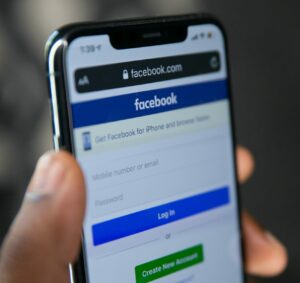 Facebook laisse prosp&eacute;rer des vid&eacute;os d&rsquo;abus d&rsquo;enfants g&eacute;n&eacute;r&eacute;es par IA  - Enfance Enfants &Eacute;tats-Unis Facebook IA Intelligence artificielle Justice Meta R&eacute;seaux sociaux Vid&eacute;o Violence