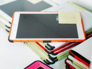 Tablettes, logiciels, &eacute;crans&nbsp;: l&rsquo;&eacute;quipement passe avant la p&eacute;dagogie dans nos &eacute;coles  - &Eacute;cole primaire &Eacute;ducation Enfants Enseignement &Eacute;tudes GAFAM Intelligence artificielle Minist&egrave;re de l'&eacute;ducation