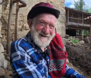 Federico, 94 ans, vit seul dans un village abandonn&eacute; sans eau ni &eacute;lectricit&eacute; depuis des d&eacute;cennies  - Argentine Insolite Philosophie Soci&eacute;t&eacute;