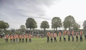 Dans l&rsquo;Eure, des milliers de manifestants bloquent une usine de pesticides Syngenta  - Action environnementale Agriculture BASF Cancer Cancer Col&egrave;re Conf&eacute;d&eacute;ration paysanne Environnement Eure Lutte environnementale Manifestation Pesticides Pollution Produits phytopharmaceutiques Produits phytosanitaires Sant&eacute; Sant&eacute; publique Soul&egrave;vements de la Terre Syngenta